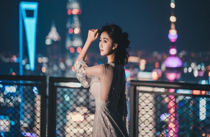 大巴车内的温馨互动